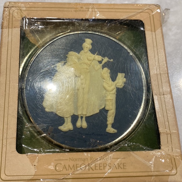 Hallmark ornament 1981 Norman Rockwell cameo keepsake Carolers 2nd in a series - Picture 3 of 3